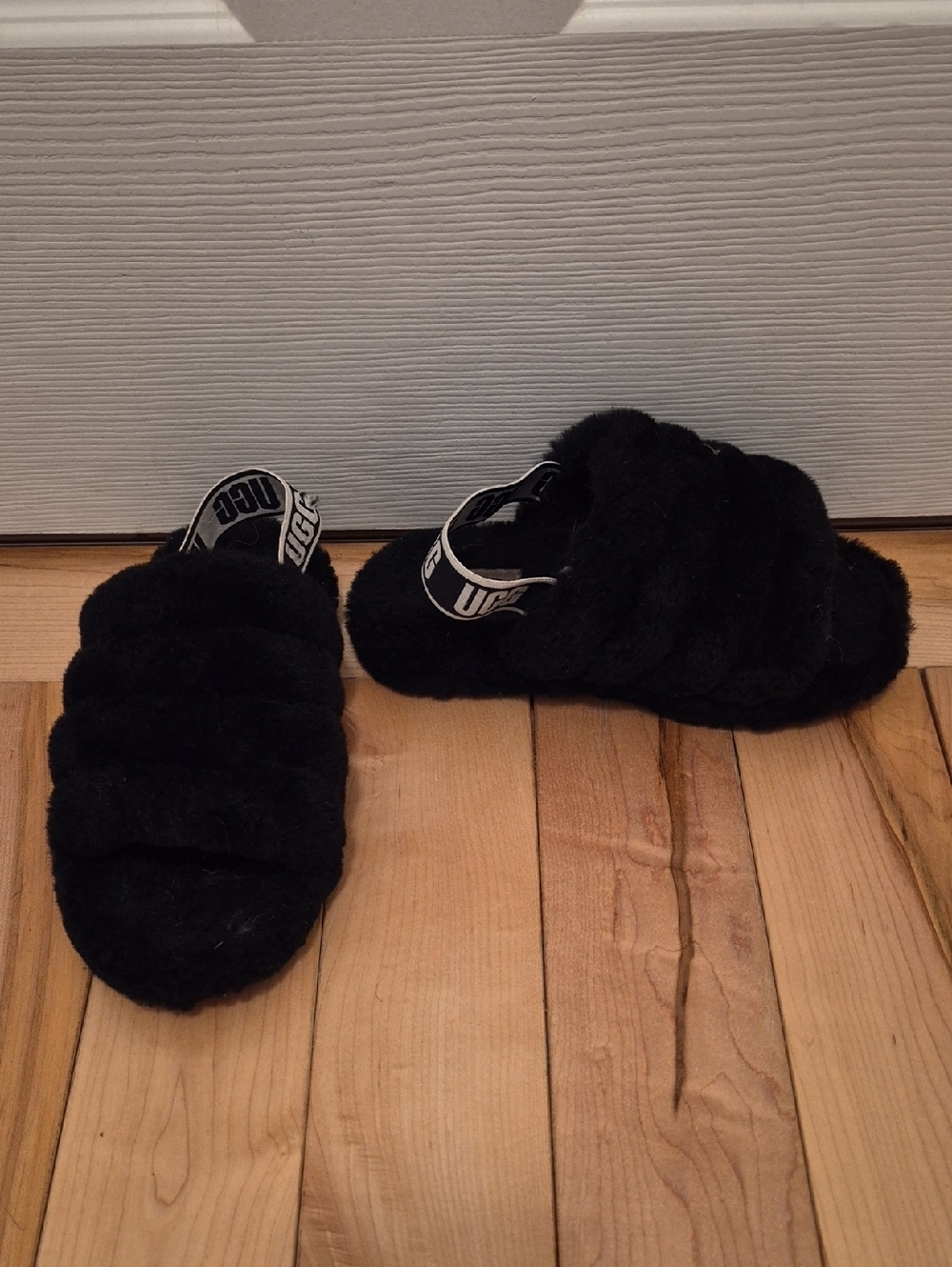 UGG Youth Size 1 Black Fluff Yeah Slides with Logo Heel Strap